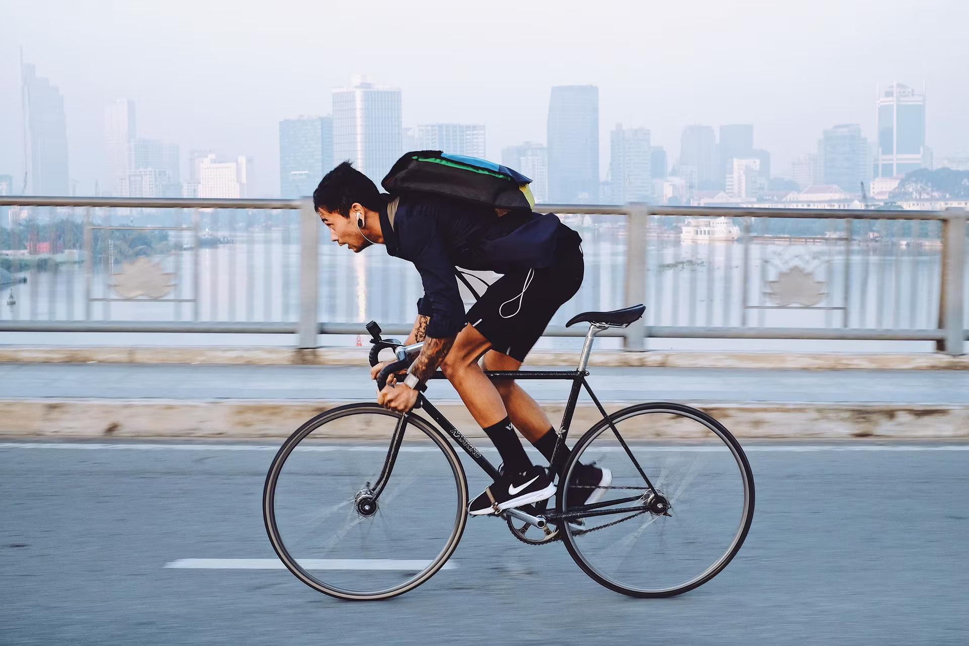 Miniatura de un ciclista urbano.