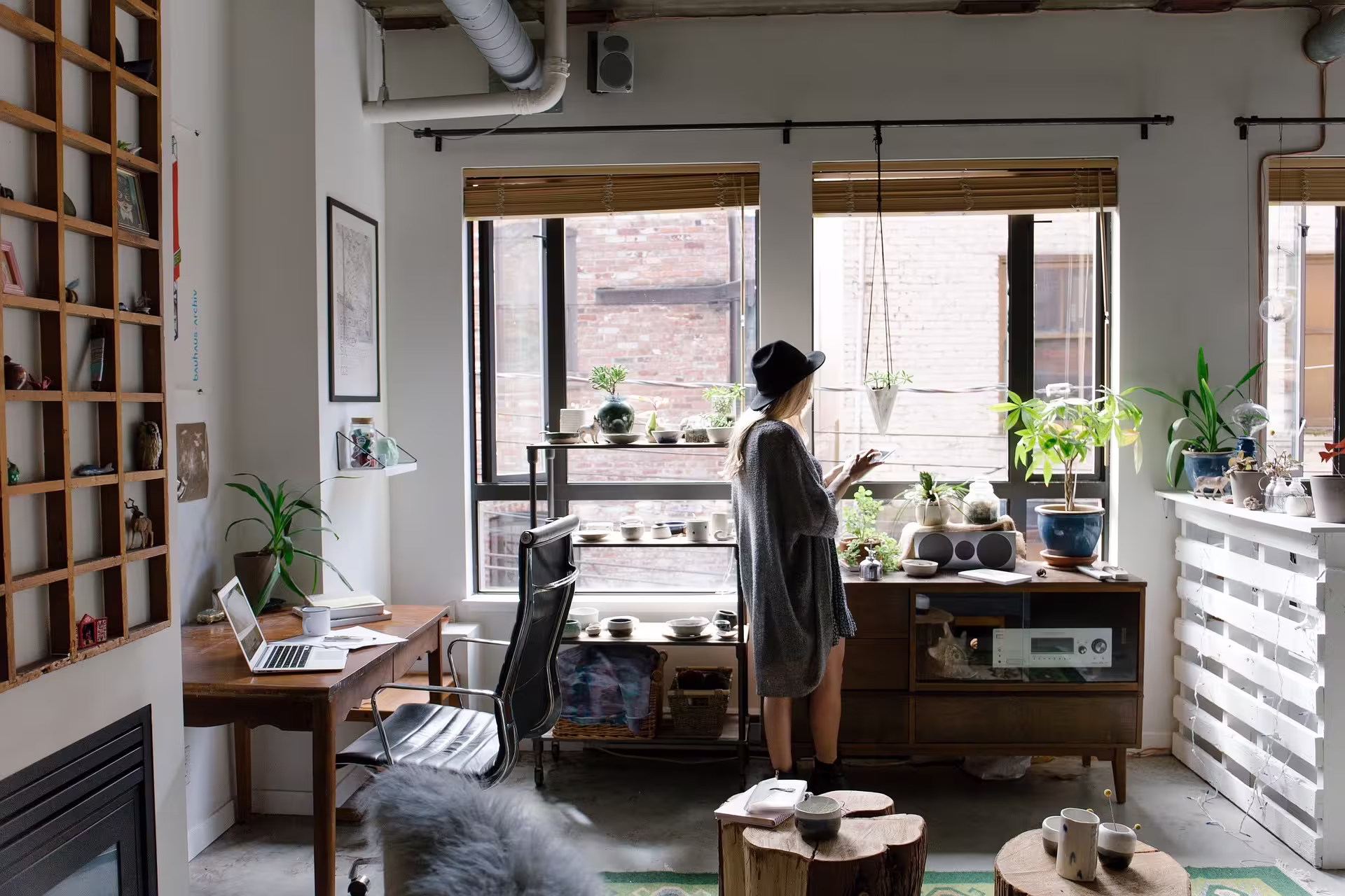 Miniatura de una mujer disfrutando de su espacio de trabajo en su hogar.